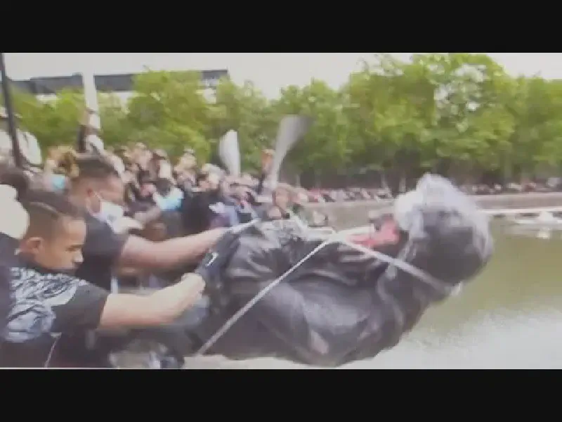 Featured image of post Símbolos de um conservadorismo fracassado: Surto do Olavo, estátua de Traficante de Escravos do XVII
